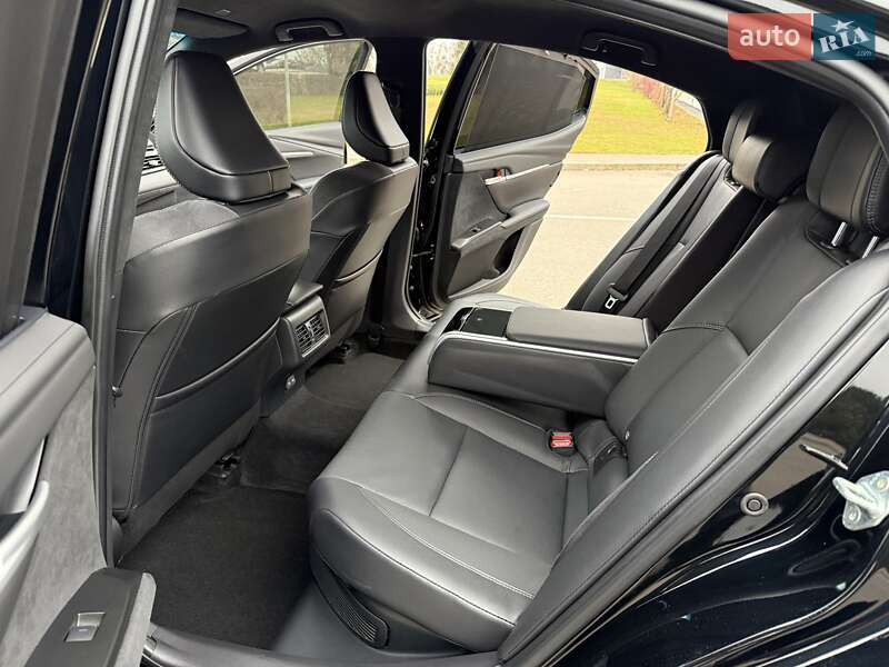 Седан Toyota Camry 2024 в Києві