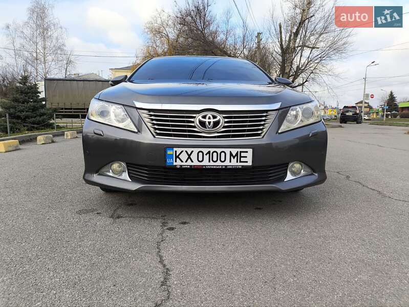 Седан Toyota Camry 2014 в Харкові