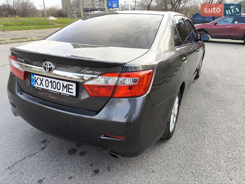 Седан Toyota Camry 2014 в Харкові