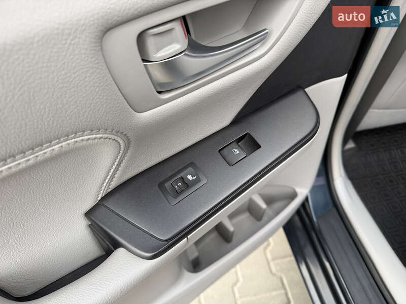 Седан Toyota Camry 2016 в Києві