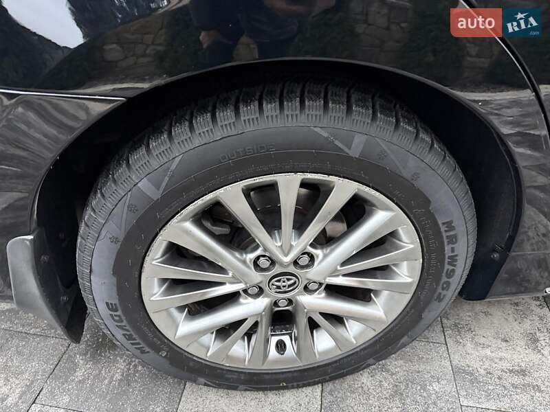 Седан Toyota Camry 2017 в Ивано-Франковске