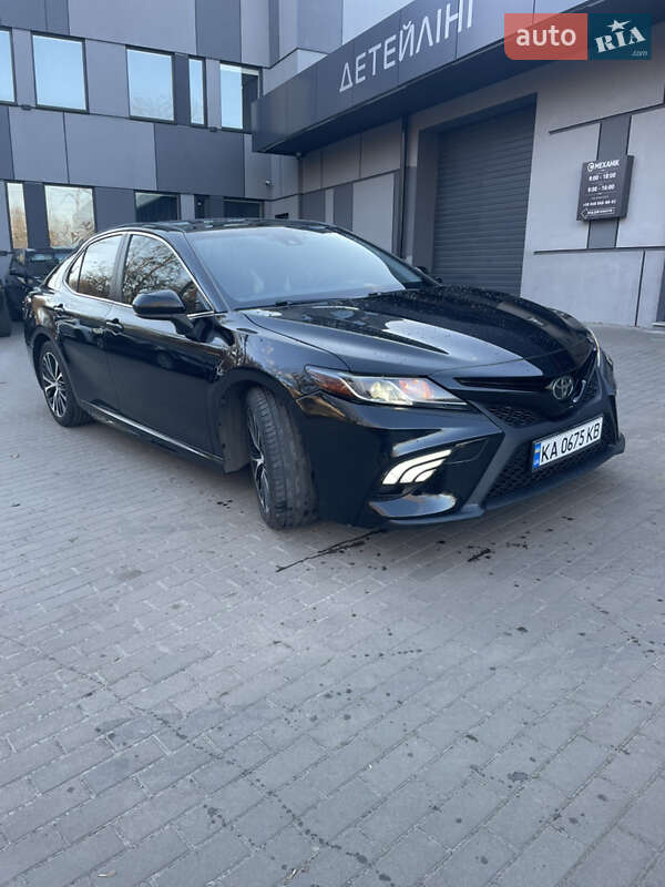 Седан Toyota Camry 2017 в Києві