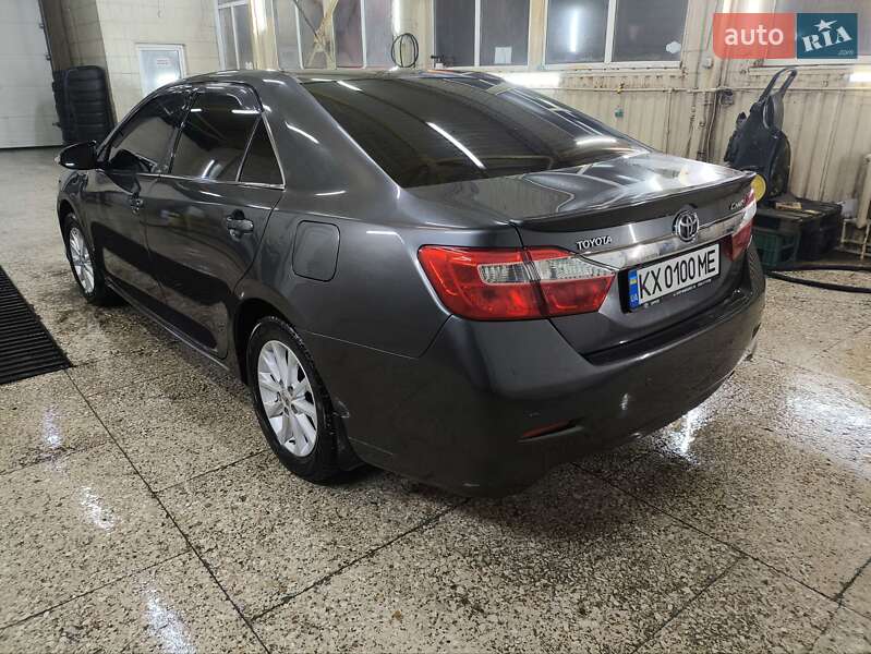 Седан Toyota Camry 2014 в Харкові