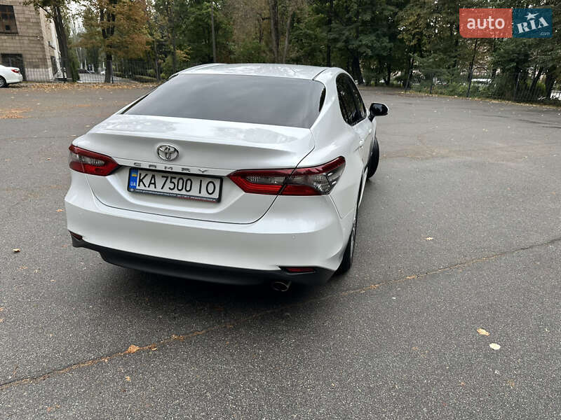 Седан Toyota Camry 2021 в Києві