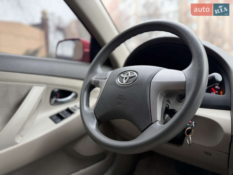 Седан Toyota Camry 2008 в Рівному