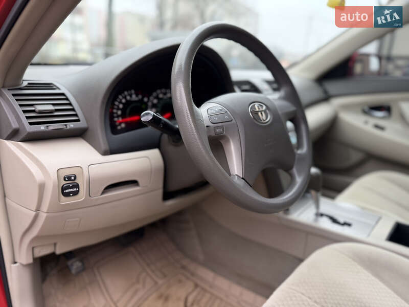 Седан Toyota Camry 2008 в Рівному