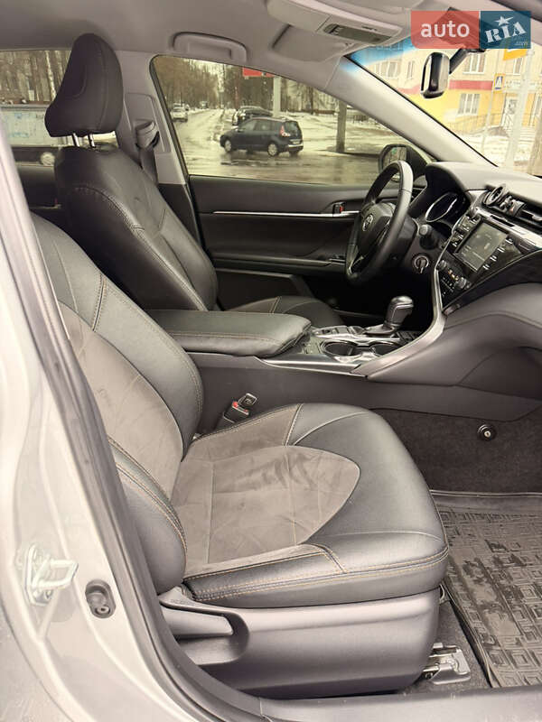 Седан Toyota Camry 2019 в Чернігові