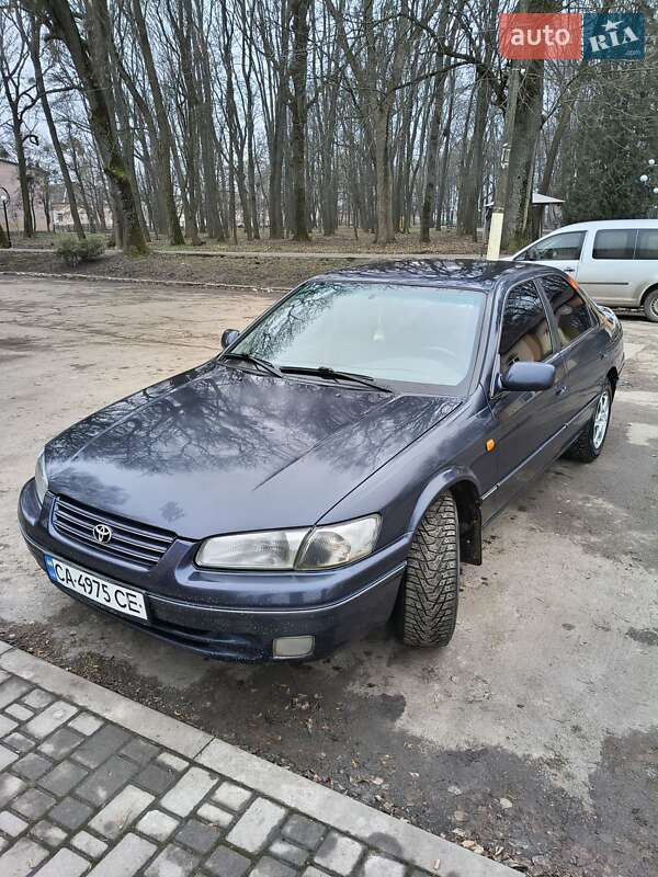 Седан Toyota Camry 1998 в Києві