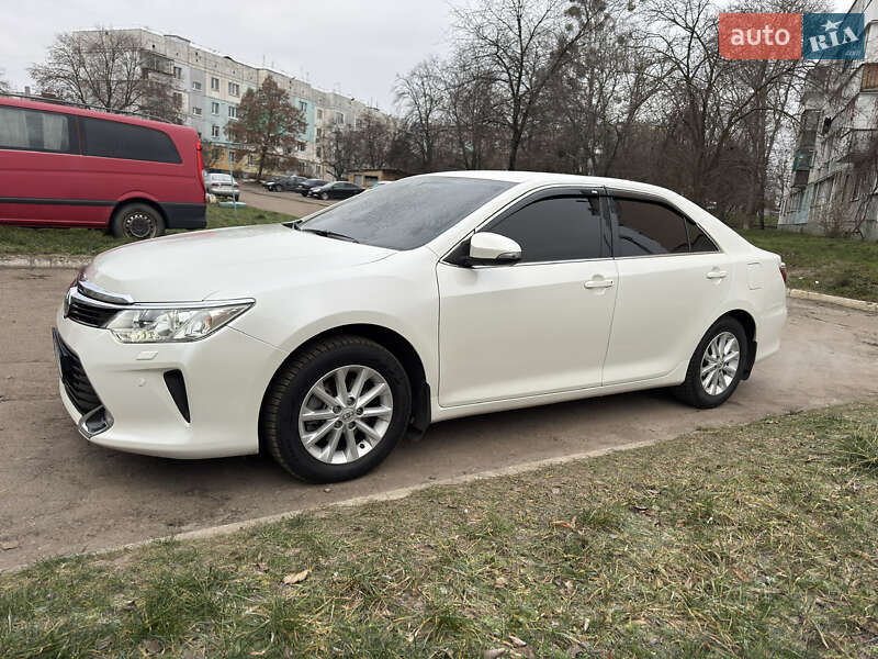 Седан Toyota Camry 2016 в Киеве