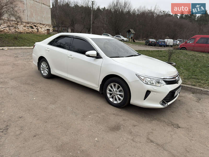 Седан Toyota Camry 2016 в Киеве