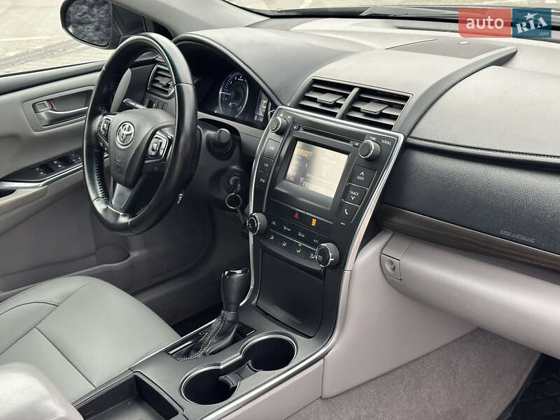 Седан Toyota Camry 2016 в Киеве