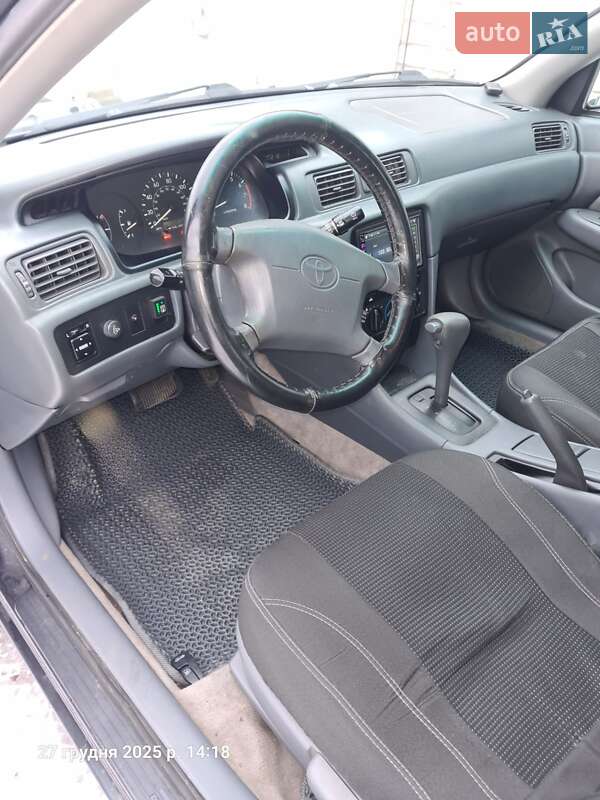 Седан Toyota Camry 2000 в Києві