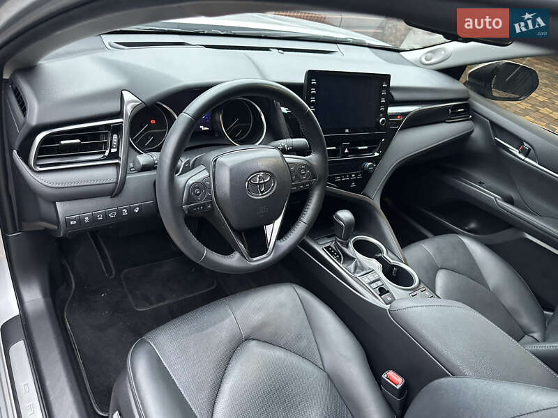 Седан Toyota Camry 2023 в Києві