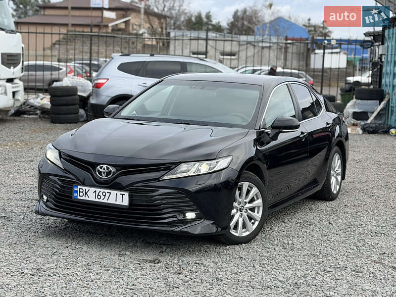 Седан Toyota Camry 2019 в Сарнах