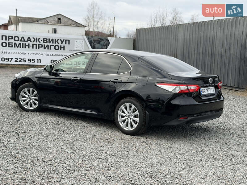 Седан Toyota Camry 2019 в Сарнах