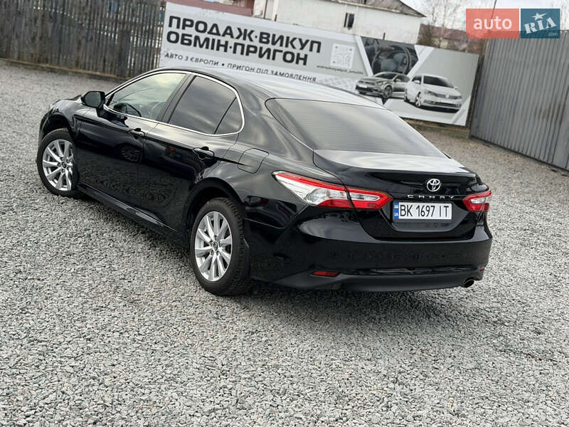 Седан Toyota Camry 2019 в Сарнах