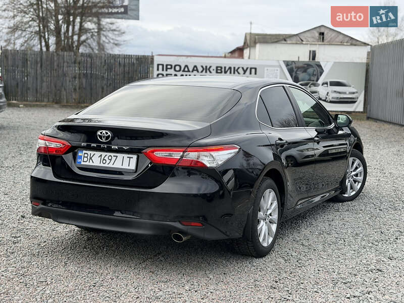 Седан Toyota Camry 2019 в Сарнах