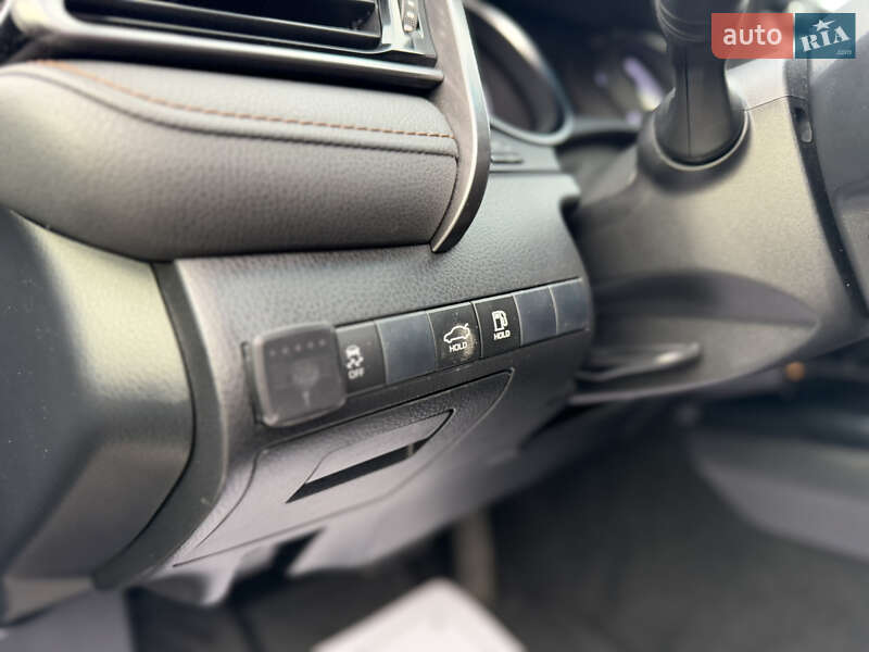 Седан Toyota Camry 2019 в Сарнах