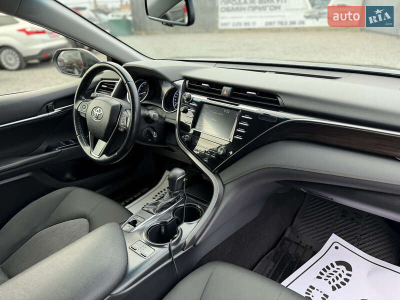 Седан Toyota Camry 2019 в Сарнах