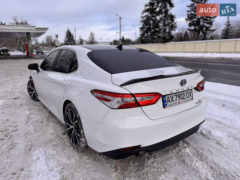 Седан Toyota Camry 2019 в Харькове