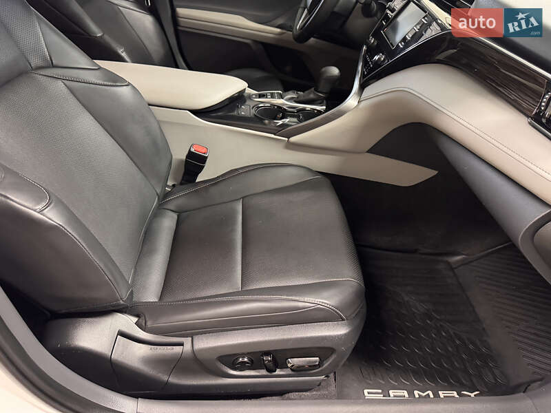 Седан Toyota Camry 2019 в Харькове