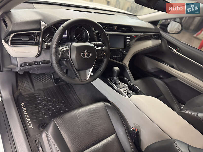 Седан Toyota Camry 2019 в Харькове