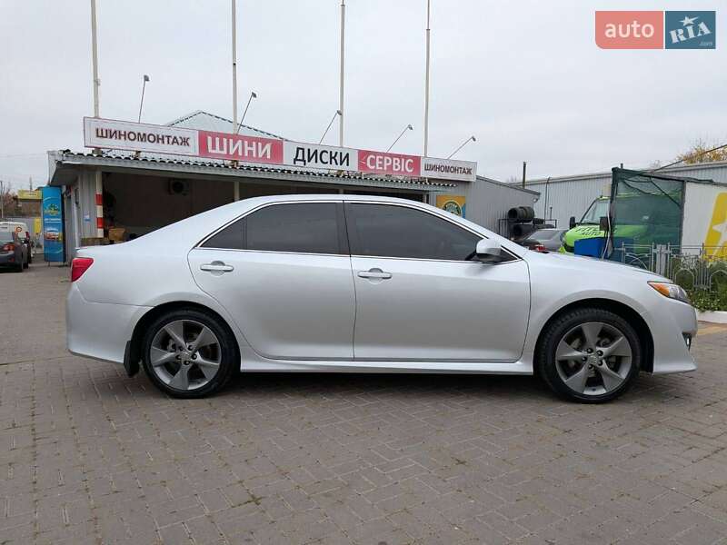 Седан Toyota Camry 2014 в Харькове