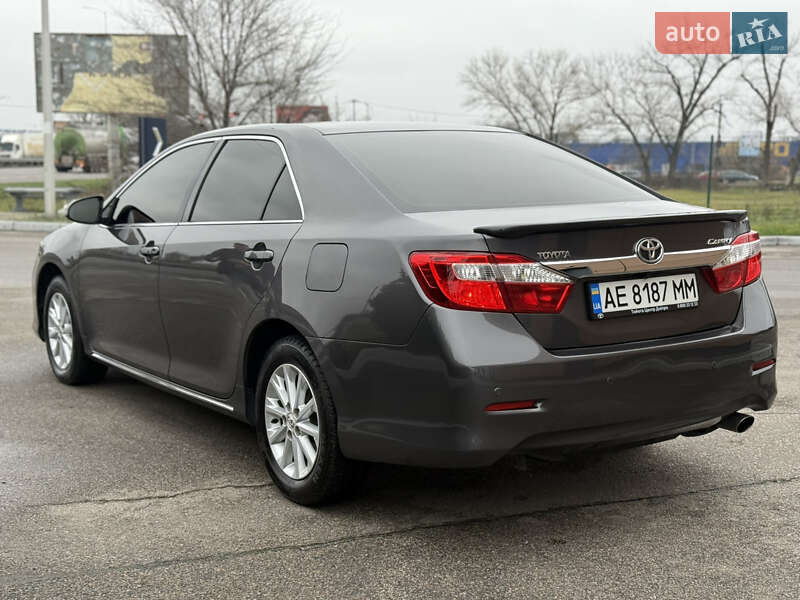 Седан Toyota Camry 2012 в Дніпрі