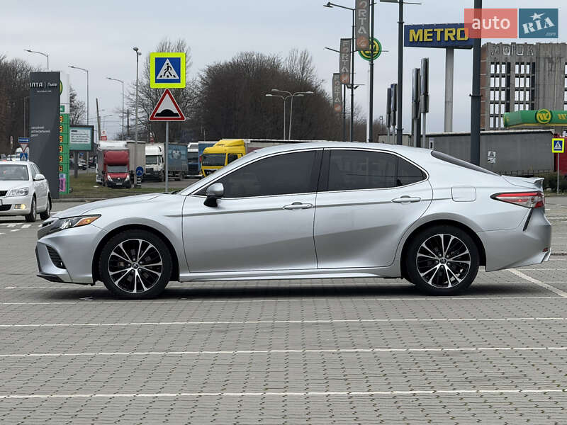 Седан Toyota Camry 2017 в Тернополе