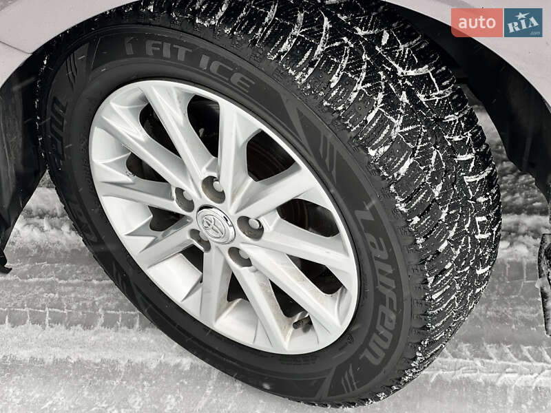 Седан Toyota Camry 2017 в Виннице