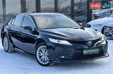 Седан Toyota Camry 2019 в Киеве