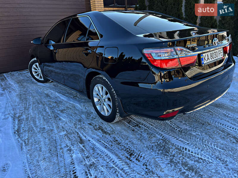 Седан Toyota Camry 2016 в Киеве