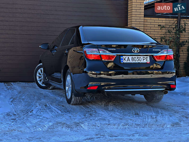 Седан Toyota Camry 2016 в Киеве