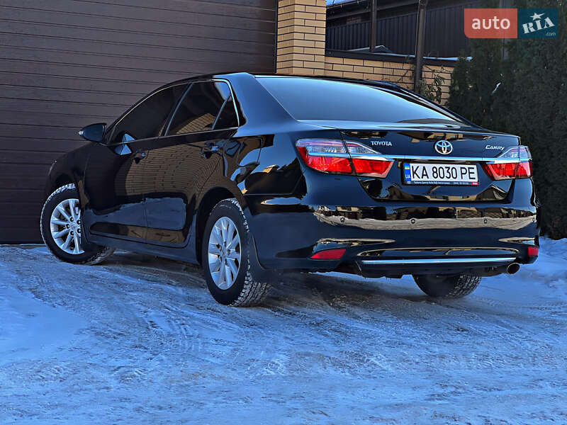 Седан Toyota Camry 2016 в Киеве