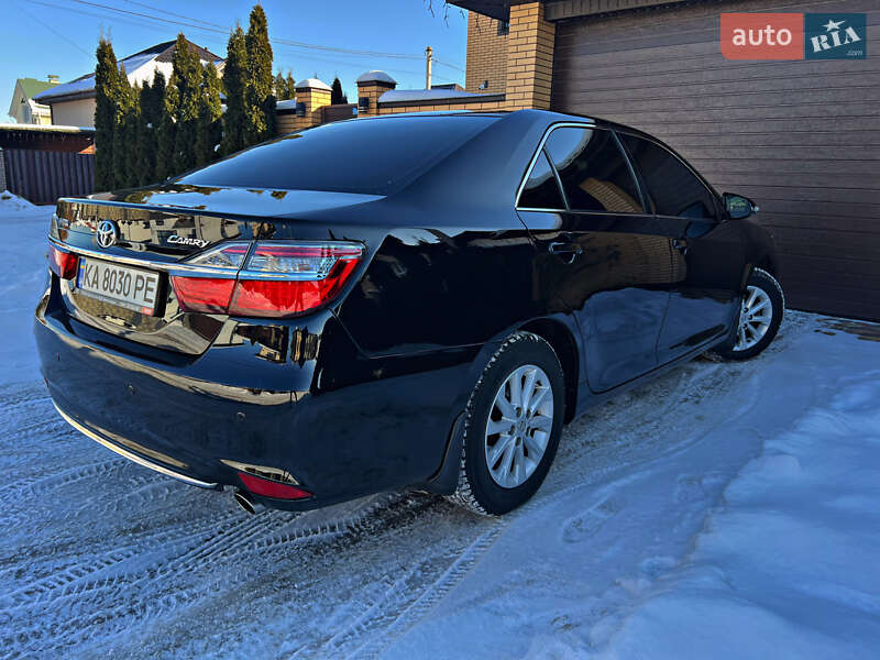 Седан Toyota Camry 2016 в Киеве