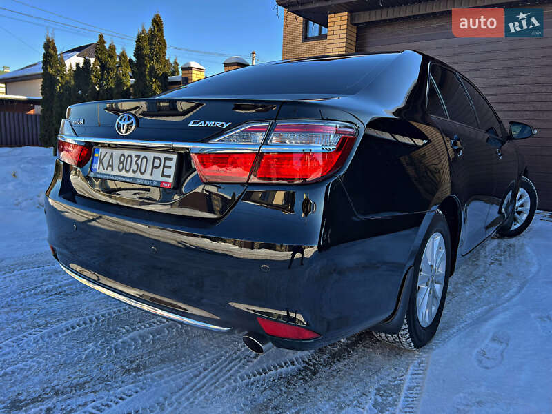 Седан Toyota Camry 2016 в Киеве