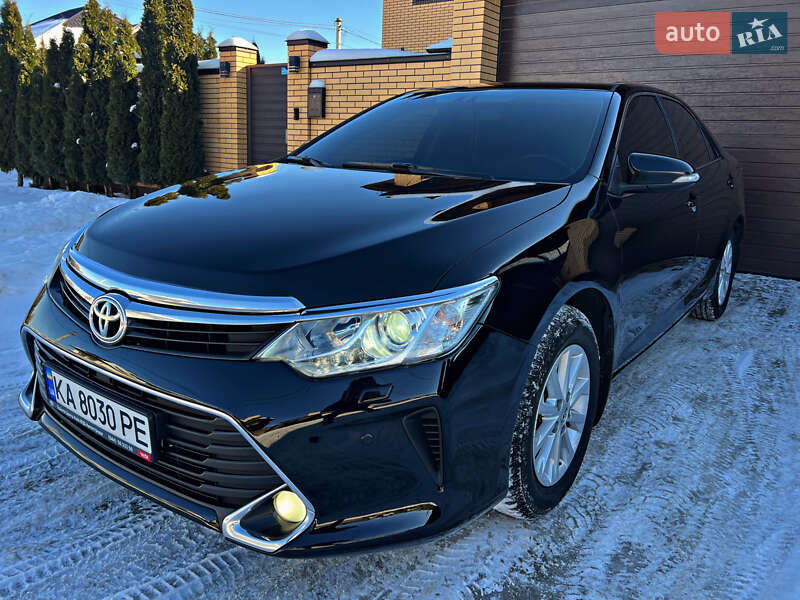 Седан Toyota Camry 2016 в Киеве