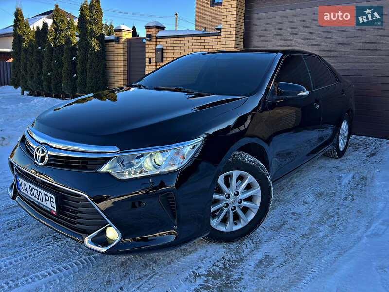 Седан Toyota Camry 2016 в Киеве