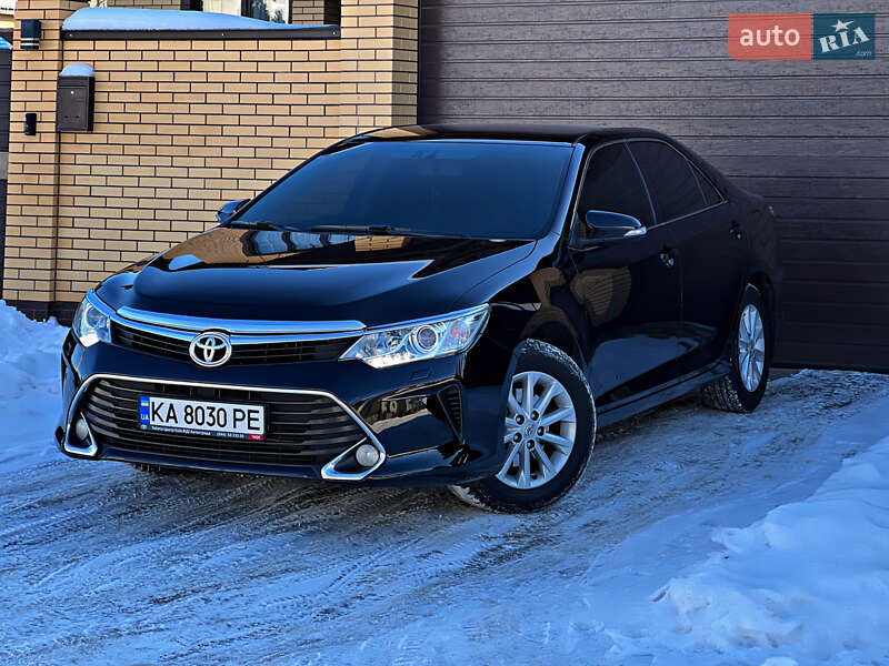 Седан Toyota Camry 2016 в Киеве