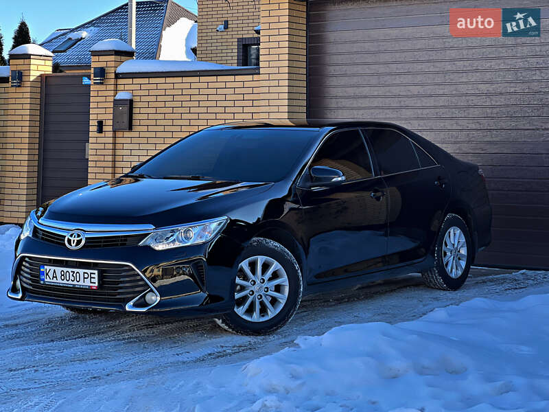 Седан Toyota Camry 2016 в Киеве
