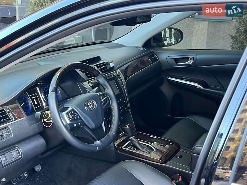 Седан Toyota Camry 2016 в Киеве