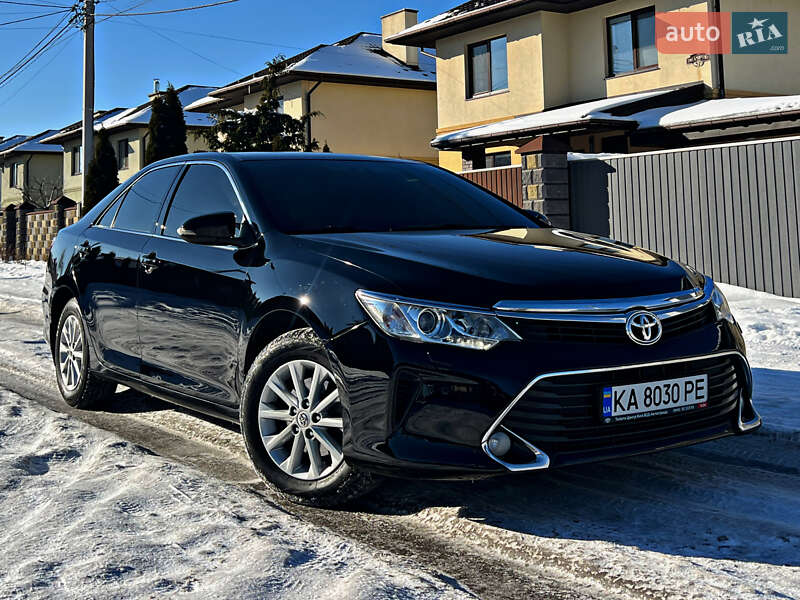 Седан Toyota Camry 2016 в Киеве