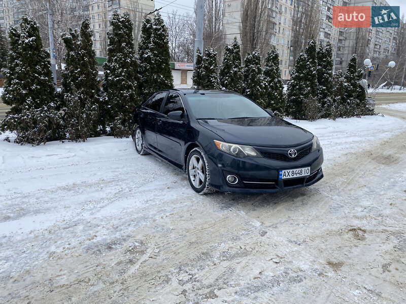 Седан Toyota Camry 2014 в Харькове