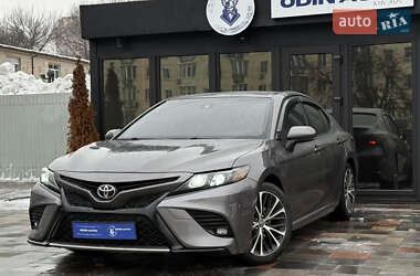 Седан Toyota Camry 2018 в Києві