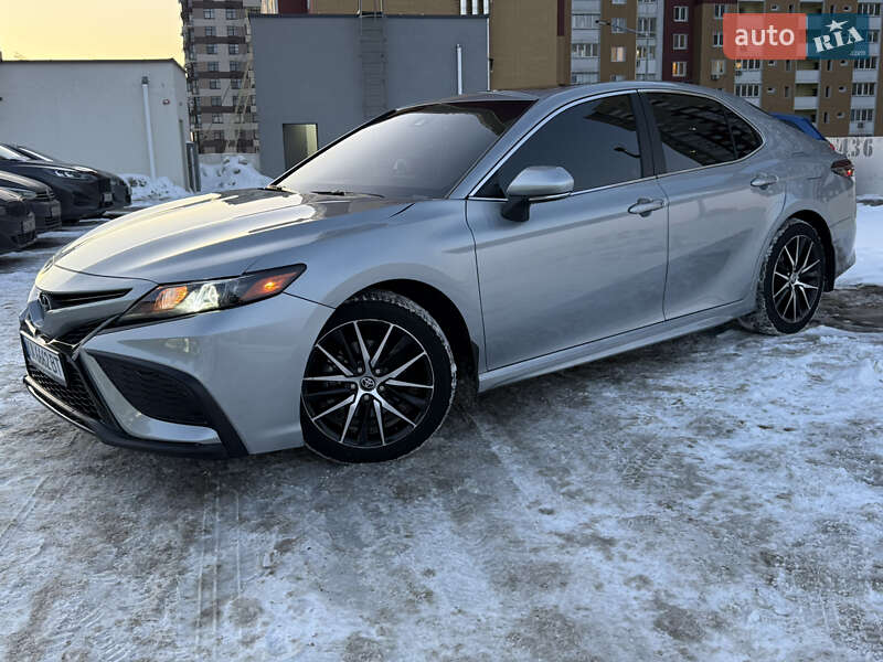 Седан Toyota Camry 2023 в Киеве