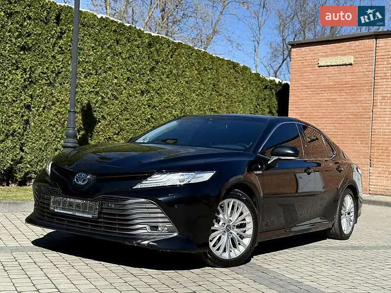 Седан Toyota Camry 2019 в Львове
