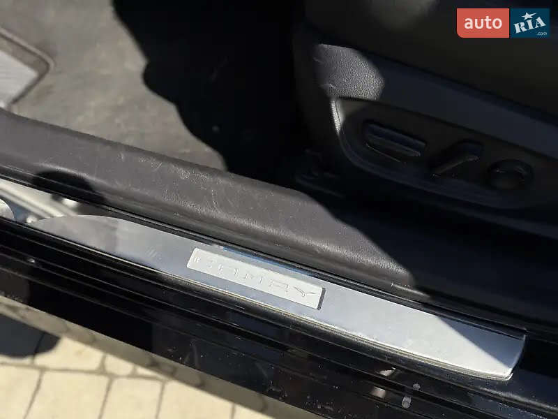 Седан Toyota Camry 2019 в Львове