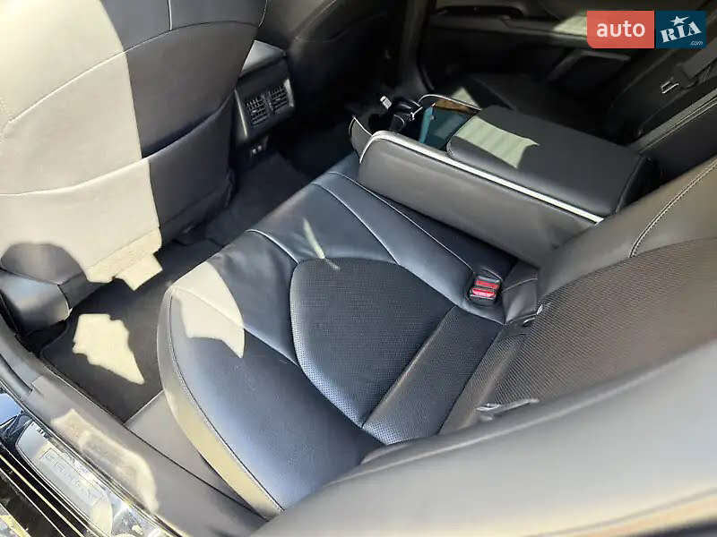 Седан Toyota Camry 2019 в Львове