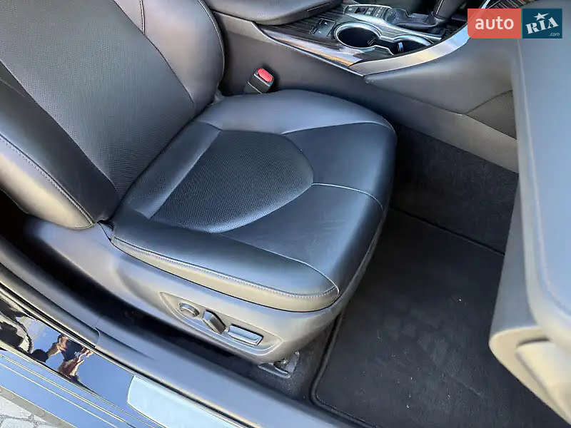 Седан Toyota Camry 2019 в Львове