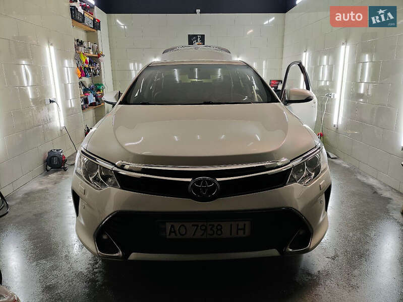 Седан Toyota Camry 2016 в Киеве